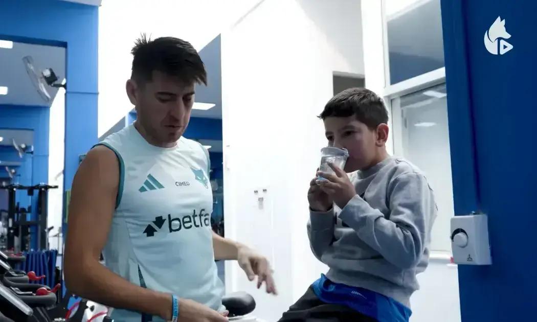Zagueiro Villalba vive momento especial com o filho na Toca II do Cruzeiro