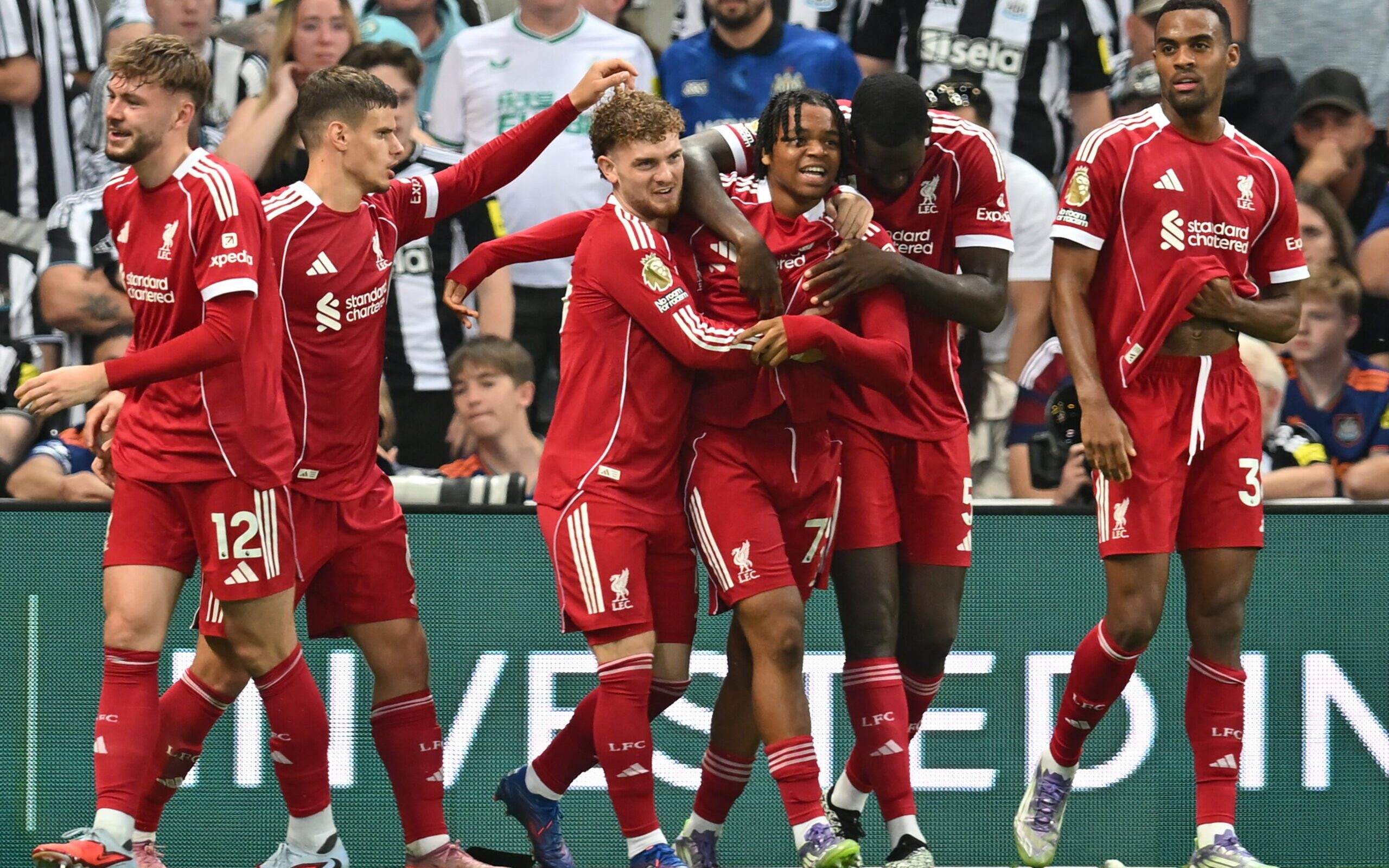 Liverpool vence Newcastle com brilho de jovem promessa nos minutos finais - Imagem do artigo original