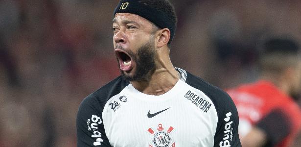 Memphis Depay volta a criticar gramado sintético após vitória do Corinthians na Copa do Brasil - Imagem do artigo original