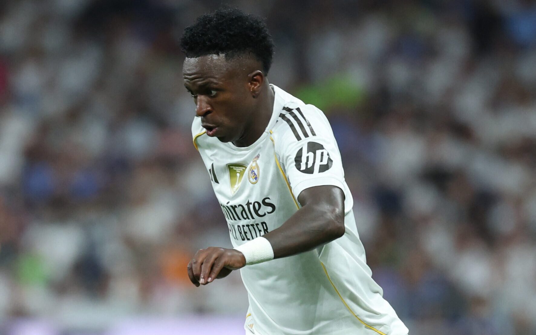 Vini Jr é flagrado na arquibancada torcendo por equipe portuguesa - Imagem do artigo original