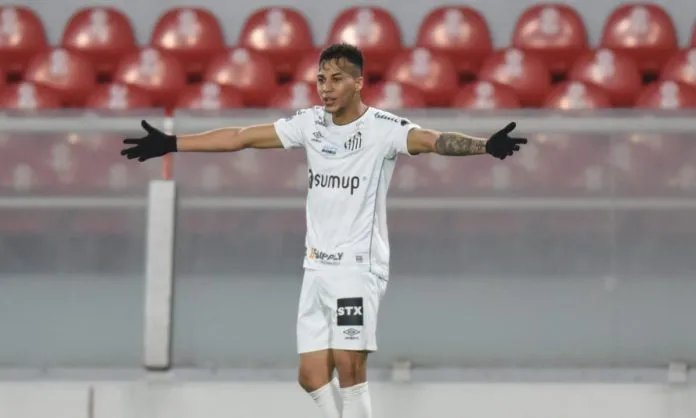 Kaio Jorge reencontra Santos pela primeira vez desde saída em 2021 - Imagem do artigo original