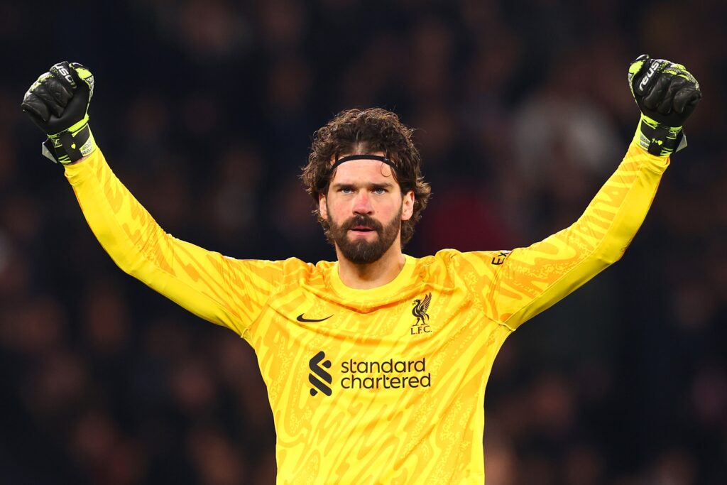Alisson volta a concorrer ao Troféu Yashin 2025 após temporada marcante no Liverpool