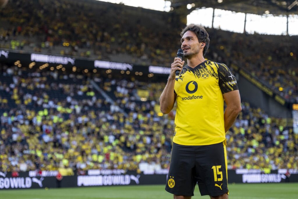 Hummels volta a vestir a camisa do Borussia Dortmund em amistoso de despedida