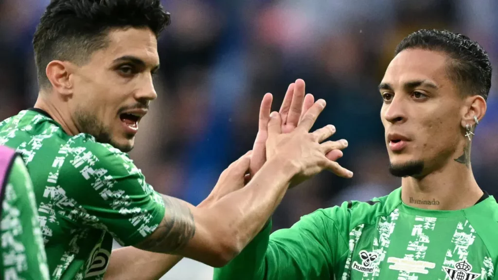 Técnico do Betis reconhece interesse em Antony e afirma que o jogador “sabe” da situação