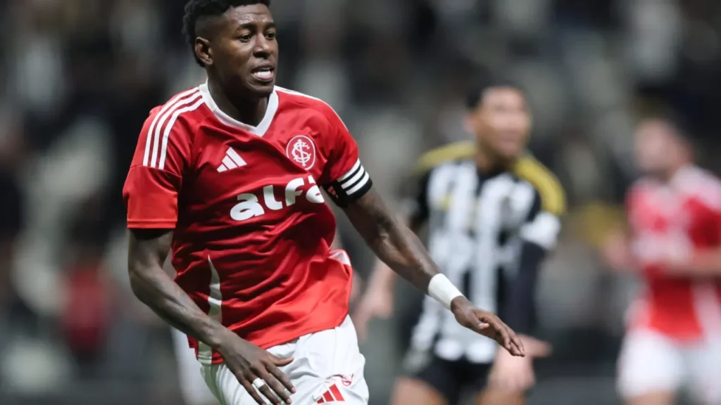 Galatasaray demonstra interesse em zagueiro do Internacional