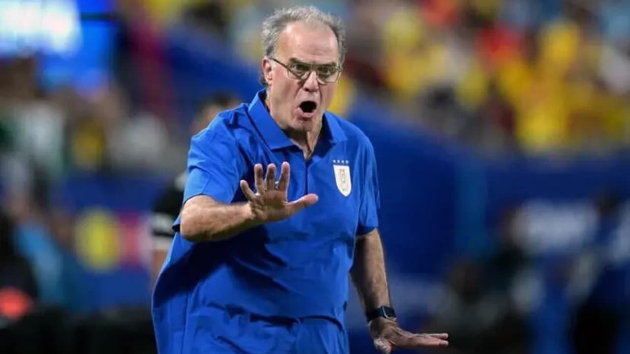 Técnico do Uruguai surpreende: tira estrela do Flamengo e inclui atleta do Vasco - Imagem do artigo original