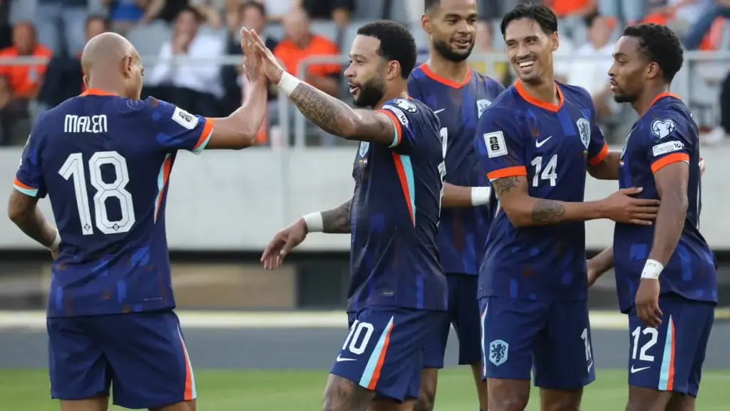 Holanda bate Lituânia e Memphis Depay alcança recorde histórico