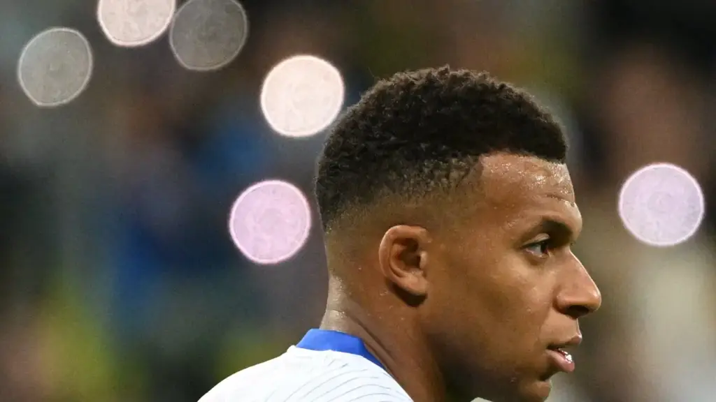 Mbappé aponta Manchester City como favorito ao título da Premier League