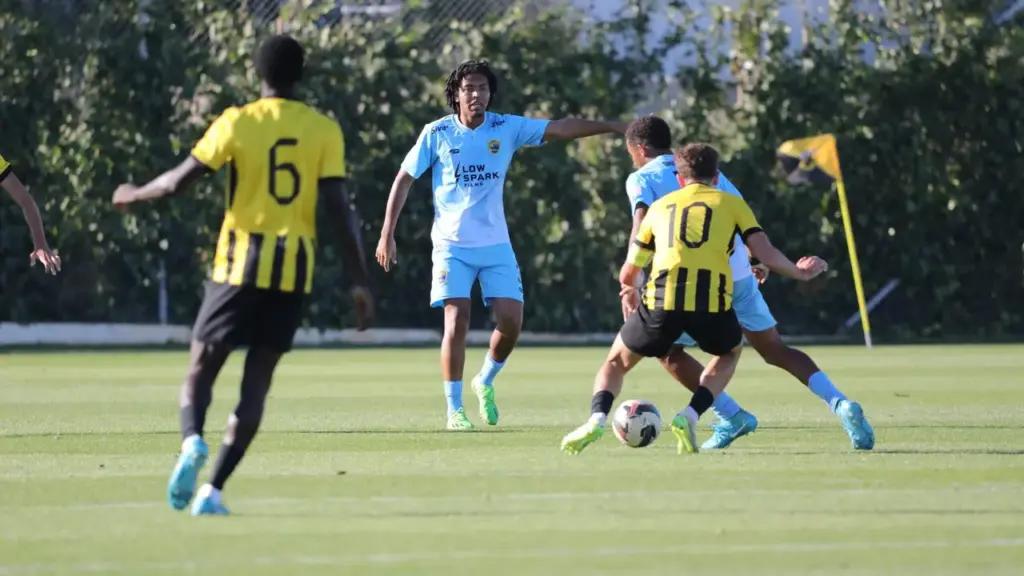 Khallyl exalta solidez defensiva do Miami Dade contra o AEK Atenas