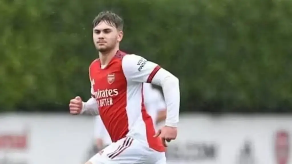 Ex-jogador do Arsenal é colocado em coma induzido após lesão cerebral