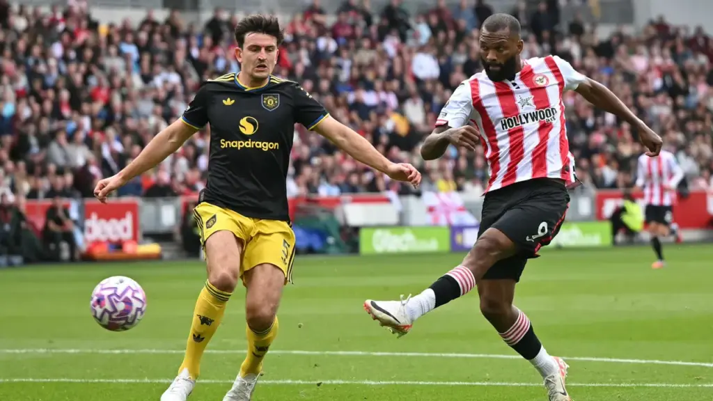 Ex-jogador do Cruzeiro recebe elogios nas redes após partida contra o Manchester United