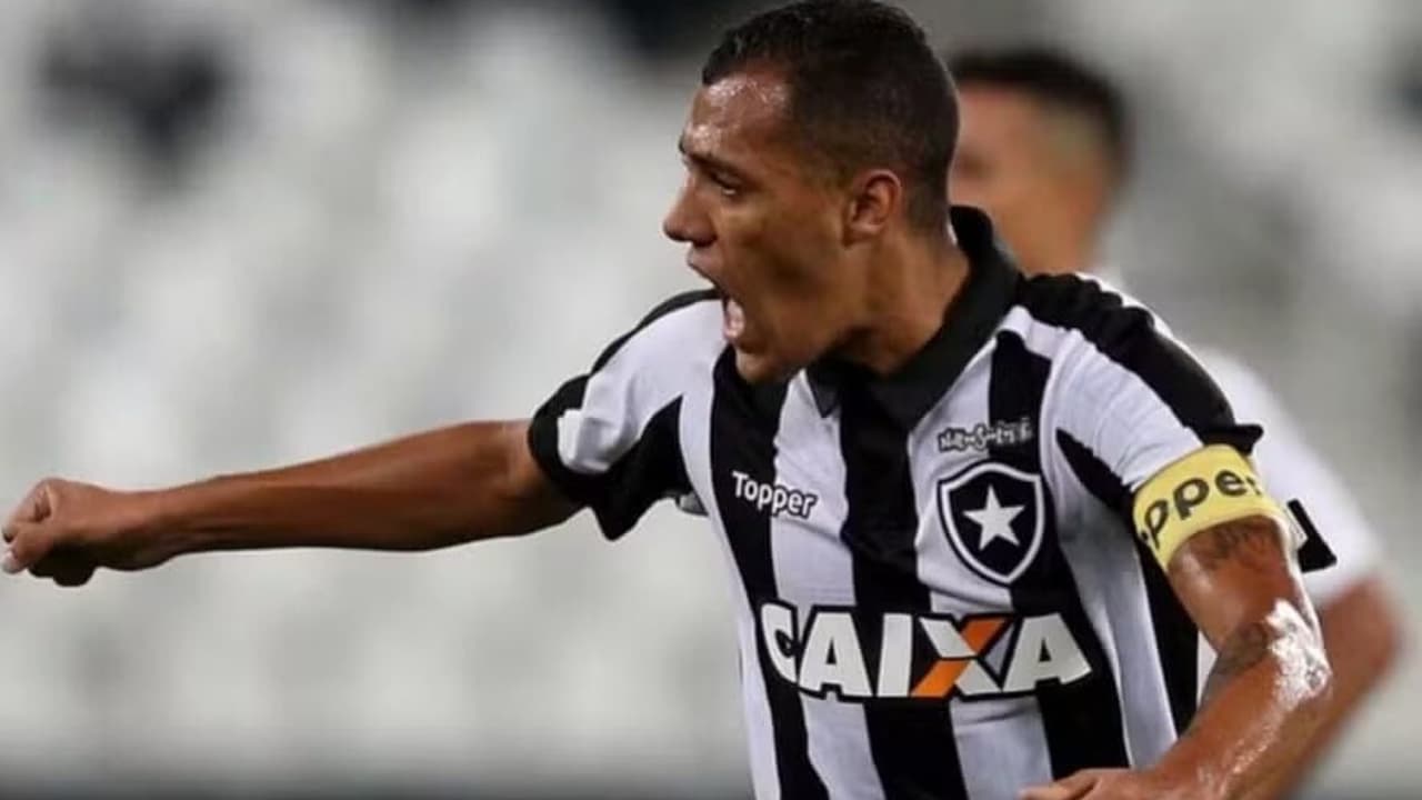 Ex-Botafogo busca volta por cima para retornar ao futebol - Imagem do artigo original