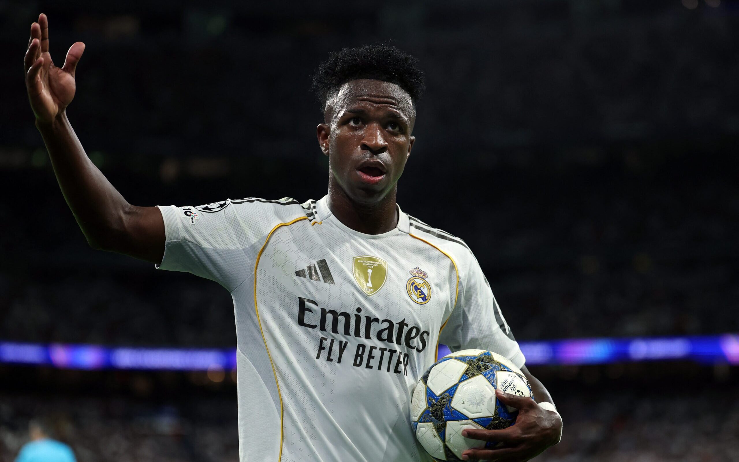 Ídolo do Real Madrid aponta “algo estranho” e faz alerta a Vinícius Júnior - Imagem do artigo original