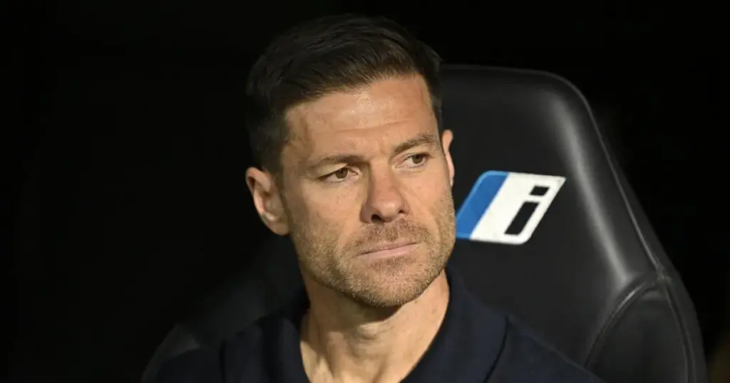 Xabi Alonso promete conversar com Vinicius Jr. após irritação na vitória do Real sobre o Barcelona