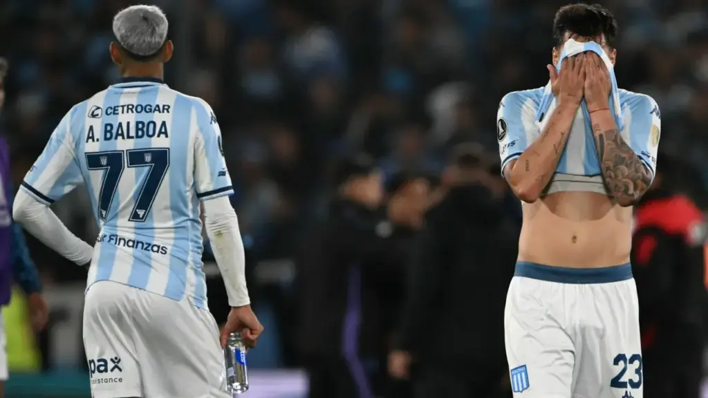 Torcedores argentinos transformam dinheiro brasileiro em papel picado em jogo Racing x Flamengo