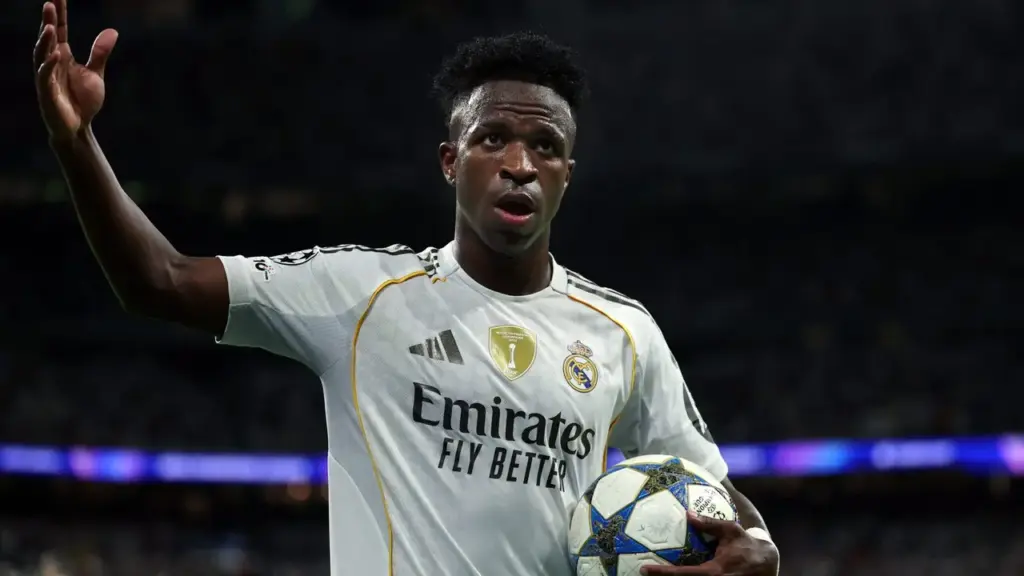 Zagueiro do Real Madrid defende Vini Jr após polêmica