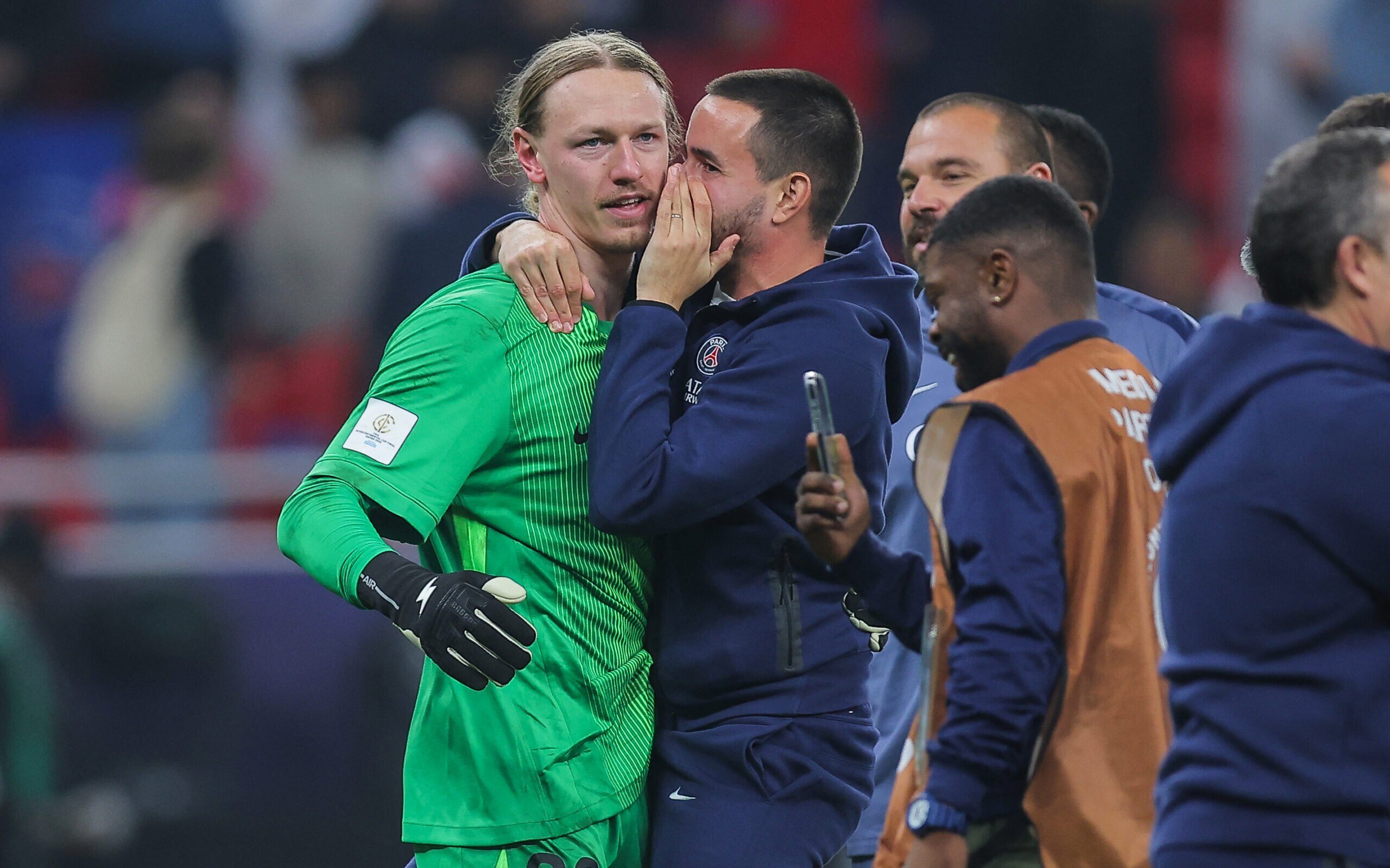 Safonov fratura a mão após pênalti cobrado por Pedro na final do Mundial de Clubes - Imagem do artigo original