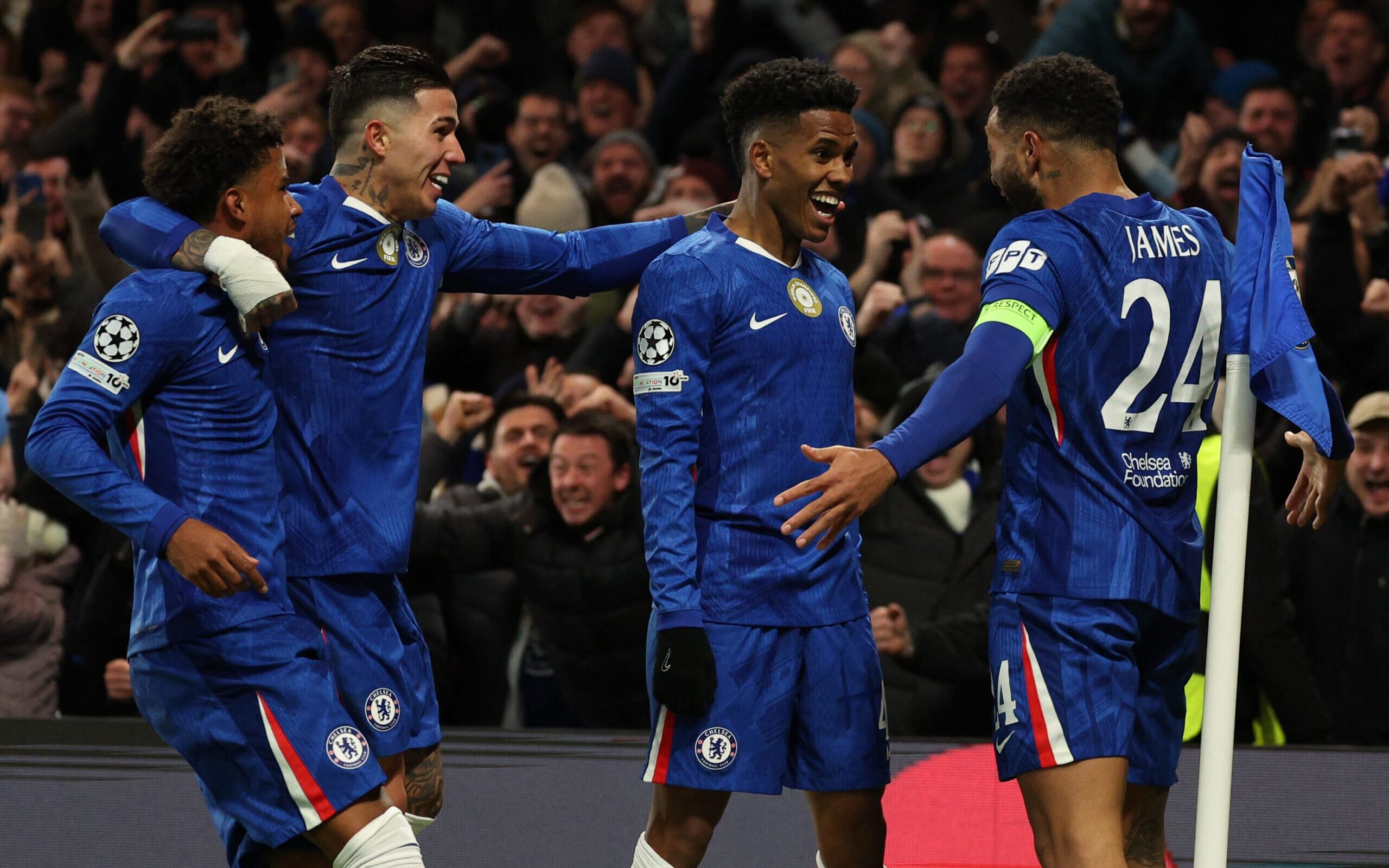 Estêvão fica no banco, e ex-Vasco é titular no Chelsea - Imagem do artigo original