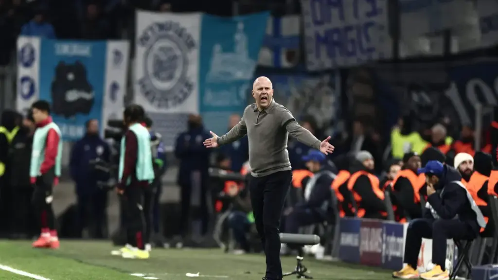 Lenda do Liverpool cobra Arne Slot e pede que “encontre soluções”